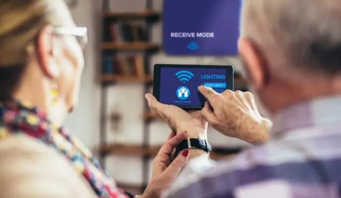 સ્માર્ટ હોમ ટેકનોલોજી અને વૃદ્ધત્વ: વરિષ્ઠ નાગરિકો માટે સલામતી, સ્વતંત્રતા અને સંભાળ