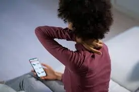 ટેક્સ્ટ નેક (Text Neck) - મોબાઈલના વધુ ઉપયોગથી થતો ગરદનનો ભયંકર દુખાવો