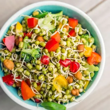 ફણગાવેલા મગ (Sprouts) ખાવાની સાચી રીત કઈ? કાચા કે બાફેલા?