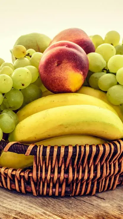 શું રાત્રે સફરજન કેળા જેવા ફળો ખાવા જોઈએ?