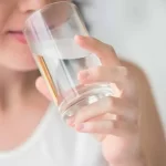 શું રોજ 8 ગ્લાસ પાણી ફરજિયાત પીવું જ જોઈએ?